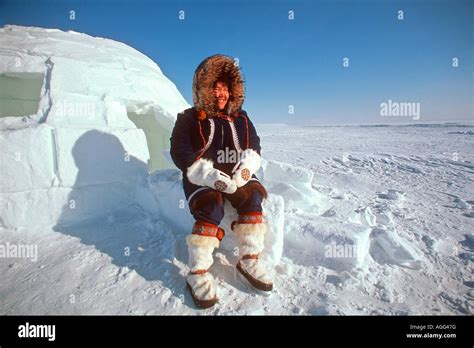 Bambino in passeggino vestito con un eskimo