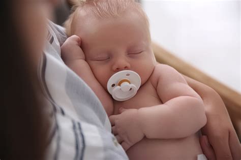 Bambino che usa il ciuccio per dormire serenamente