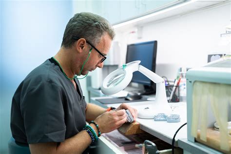 Laboratorio odontotecnico moderno con strumentazione di precisione