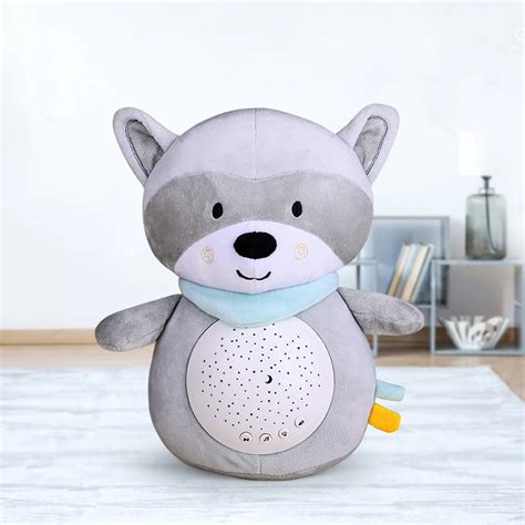 Neonata addormentata con un peluche nanna che emette rumore bianco