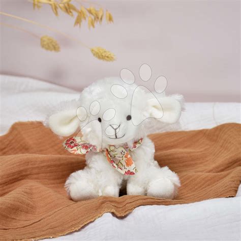 Bambino con un doudou a forma di pecora che rappresenta la routine della nanna