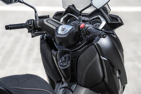 Yamaha XMAX Iron Max in curva
