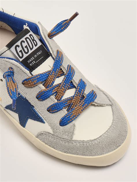 Bambino che indossa sneakers Golden Goose