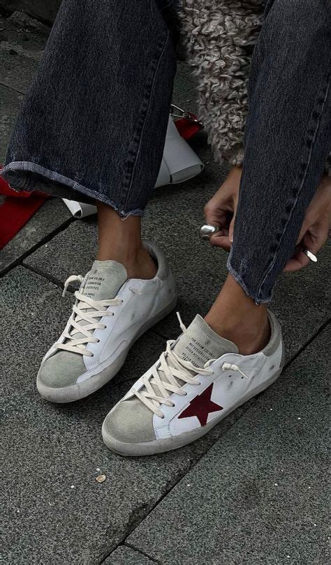 Bambini che giocano indossando scarpe Golden Goose