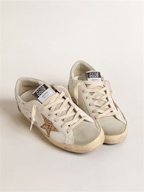 Primo piano di una sneaker Golden Goose con finitura vintage