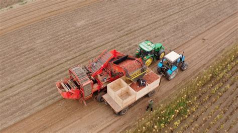 Campo agricolo con macchinari moderni