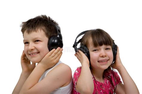 Bambini che ascoltano musica con cuffie