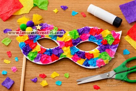 Bambini che creano un acquario con carta velina e colori