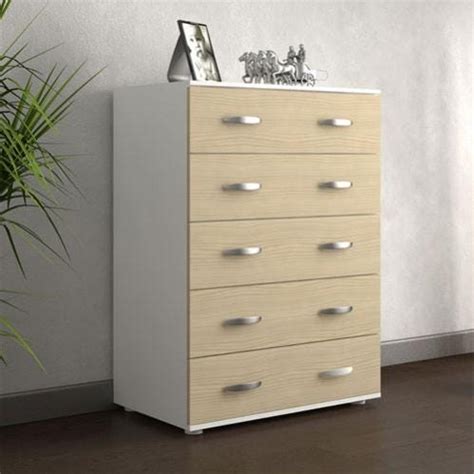 Arredamento cameretta neonato con cassettiera in legno in stile naturale