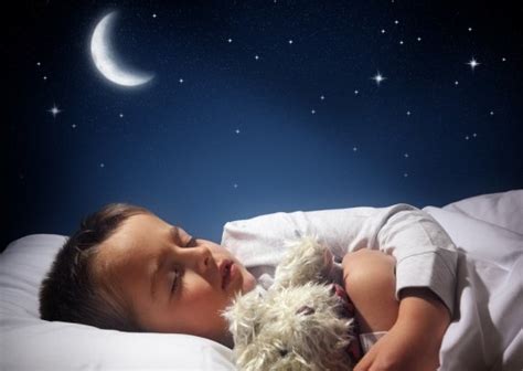 bambino che dorme nella sdraietta