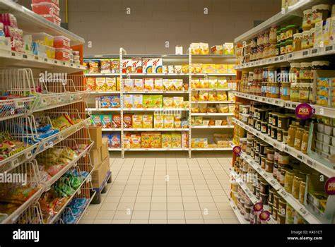 Scaffali vuoti di latte artificiale in un supermercato americano