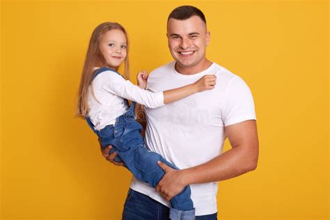 Bambino in braccio al papà