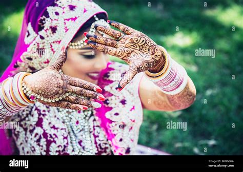 Mani di bambina turca decorate con henna