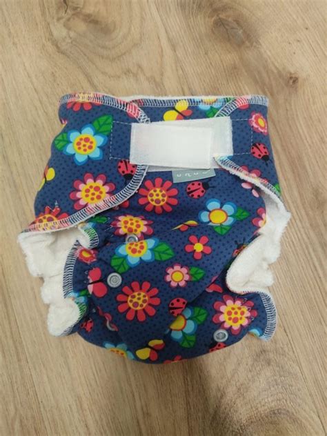 Dettaglio di chiusura in velcro su pannolino lavabile
