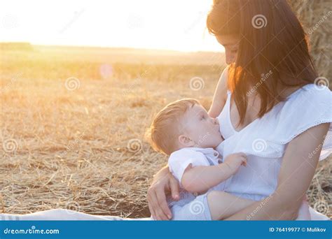 Madre che allatta il suo bambino con amore