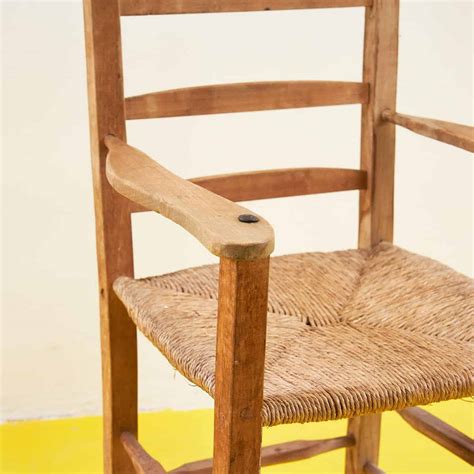 Seggiolone rustico in legno con dettagli tradizionali