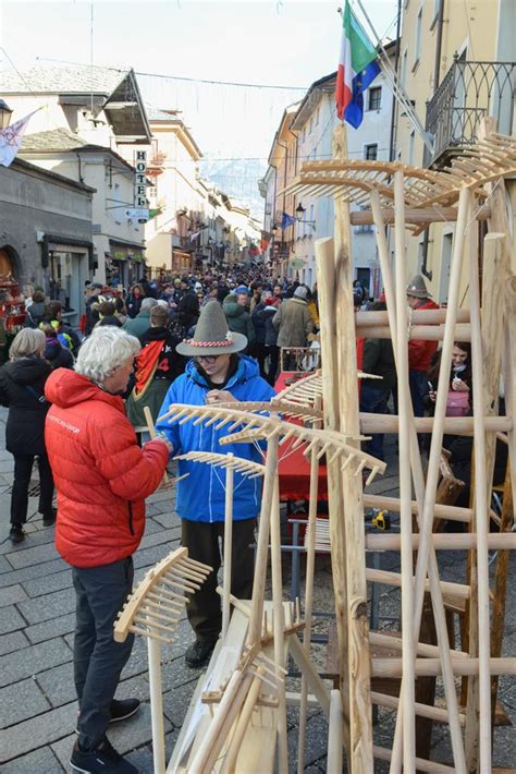Fiera di Sant'Orso con artigiani e manufatti in legno