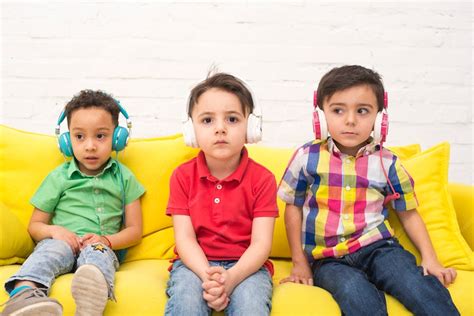 Bambini che ascoltano musica punjabi con cuffie