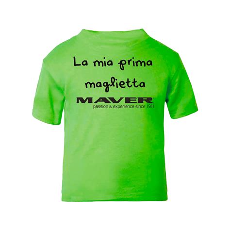 Bambino che indossa una maglietta verde MAVER Winny mentre gioca