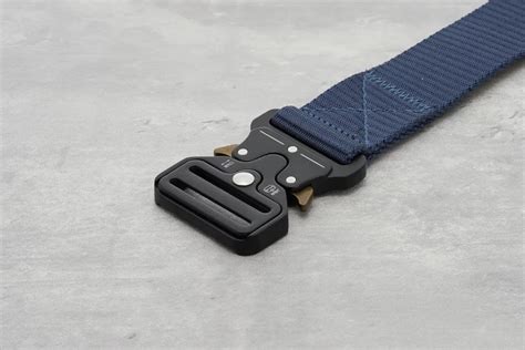 dettaglio delle fibbie e regolazioni su uno zaino portabebè