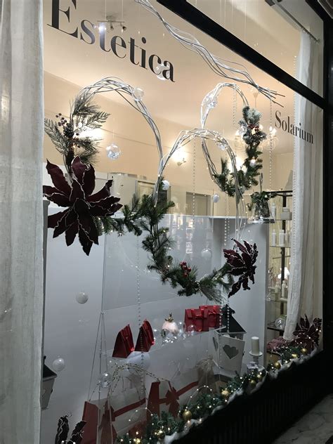 Vetrina natalizia con luci scintillanti e decorazioni festive