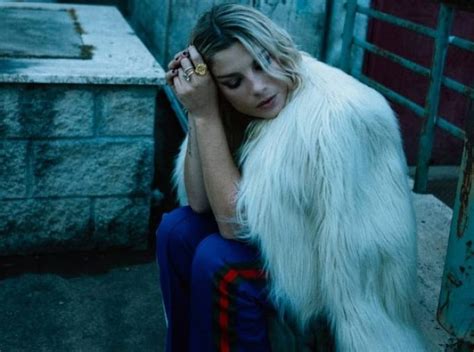 Emma Marrone in uno scatto artistico che rappresenta la sua forza
