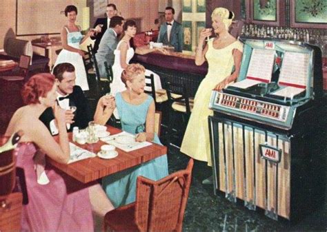 Veduta di una strada italiana degli anni '50 con un juke-box in primo piano