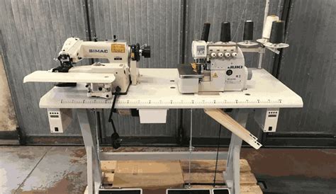 Operaia al lavoro con una macchina da cucire industriale