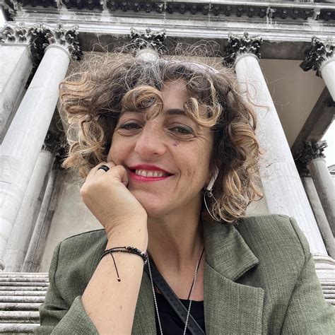 Donne che indossano abiti con sneakers