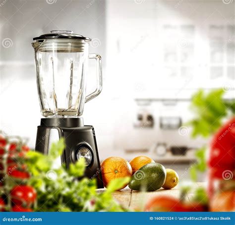 Frutta e verdura fresca in un frullatore