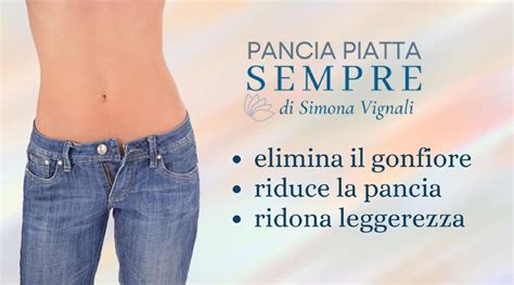 Sarah Stage in bikini con pancia piatta