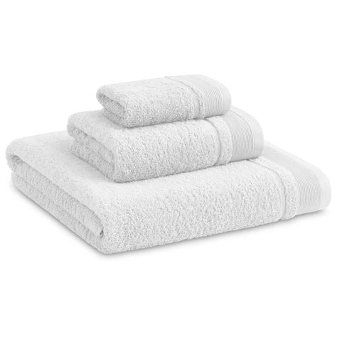 Un set tessile per neonato composto da accappatoio e asciugamano in cotone bianco e delicato