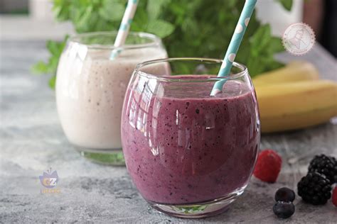 Frullato fresco di frutta con latte di mandorla in un bicchiere di vetro