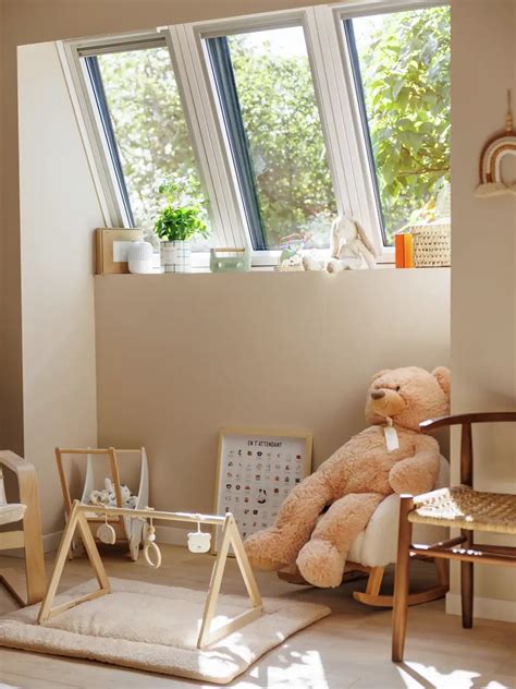 Cameretta di bambino con salvadanaio e decorazioni