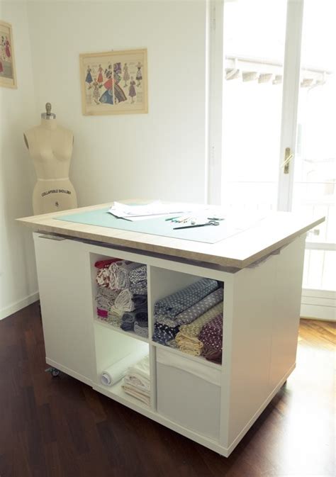 Tavolo da lavoro con tessuti colorati, ferri da maglia e accessori per cucito creativo