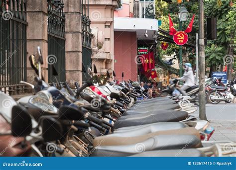 Traffico di motorini e interazioni stradali ad Hanoi