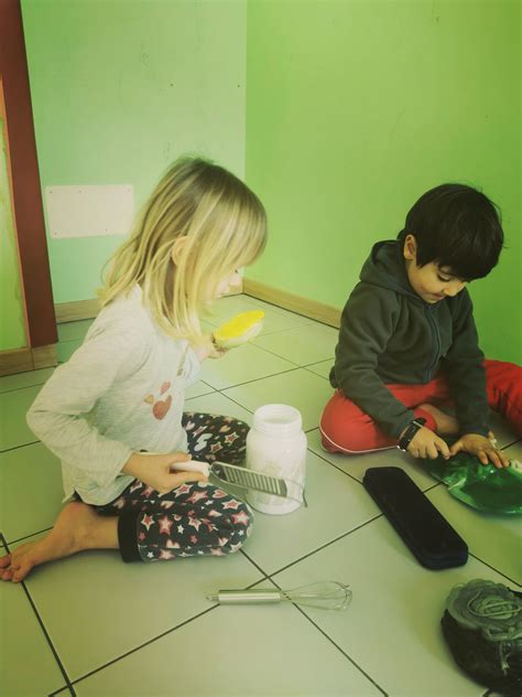 Bambini impegnati in un atelier di gioco strutturato in una scuola materna