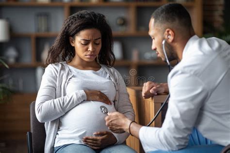 Donna incinta che si sente sola, partner distante