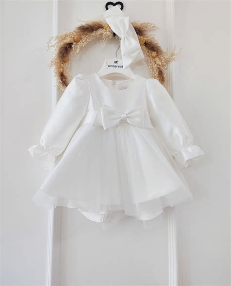 Immagine neonato in fascia vestito in estate e in inverno