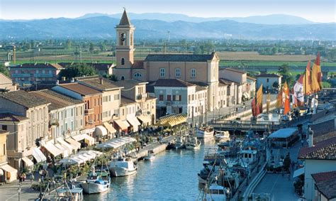 Veduta suggestiva del centro storico di Cesenatico con le sue iconiche imbarcazioni nel porto canale