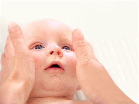 cura delicata della pelle del neonato durante il bagnetto