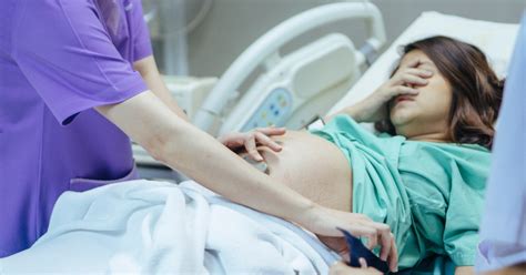 Incontro tra ostetrica e futura mamma