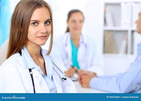 Donna in travaglio che discute con il personale medico