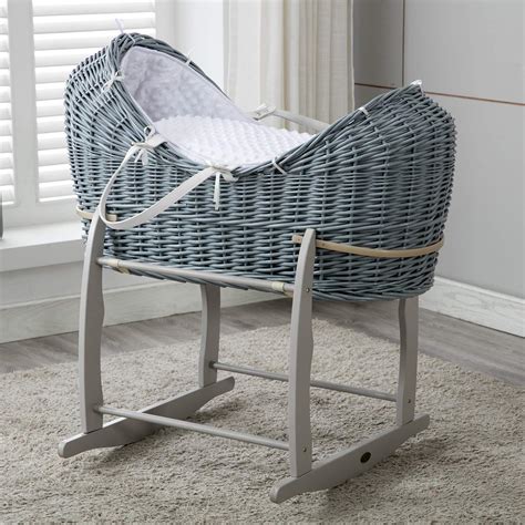 Culla in vimini con bambino