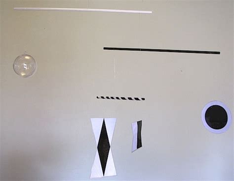 Mobile di Munari con forme geometriche bianche e nere