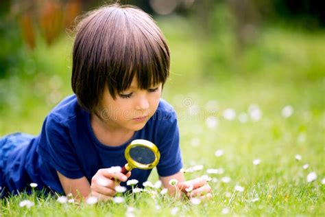 Bambino che esplora carte sensoriali