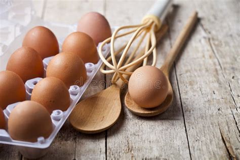 Uova fresche su un tavolo da cucina