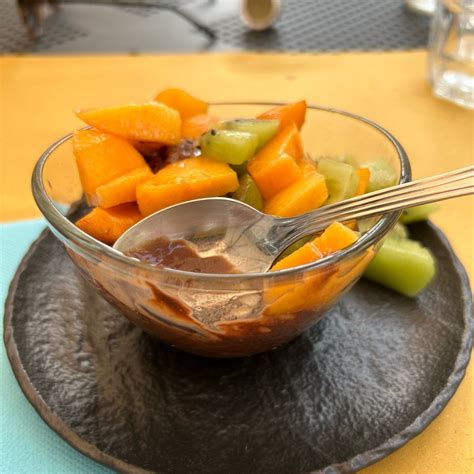 Cioccolato fondente e frutta fresca
