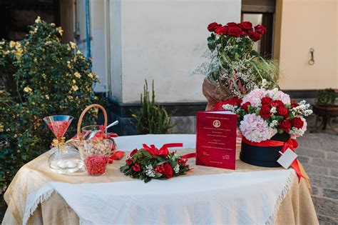 Un cappello di laurea sopra un tavolo festoso con palloncini
