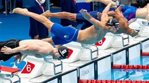 Atleta di nuoto in gara